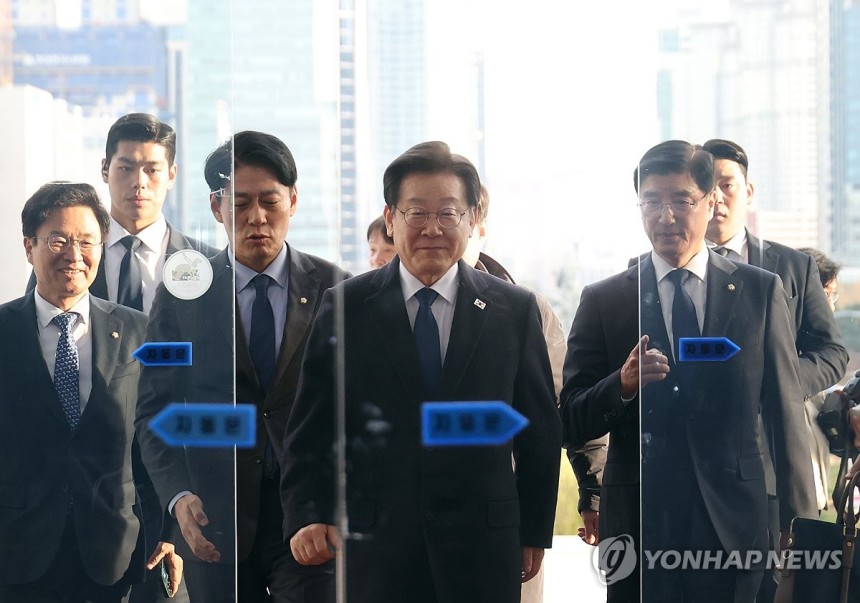 감출 수 없는 미소 (서울=연합뉴스) 신준희 기자 = 더불어민주당 이재명 대표가 25일 국회로 들어서며 미소를 짓고 있다.      이 대표는 이날 위증교사 혐의 사건에 대해 1심에서 무죄를 선고받았다. 2024.1