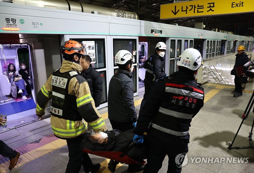 경의중앙선 지하철 정전 사고 발생
(서울=연합뉴스) 윤동진 기자 = 지난해 12월 5일 지하철 경의중앙선 열차가 정전이 나 멈추는 사고가 발생했다. 
[연합뉴스 자료사진] 2025.5.2.