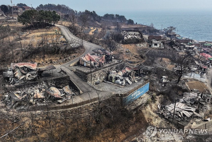 바닷가 마을 덮친 산불 [연합뉴스 자료사진]