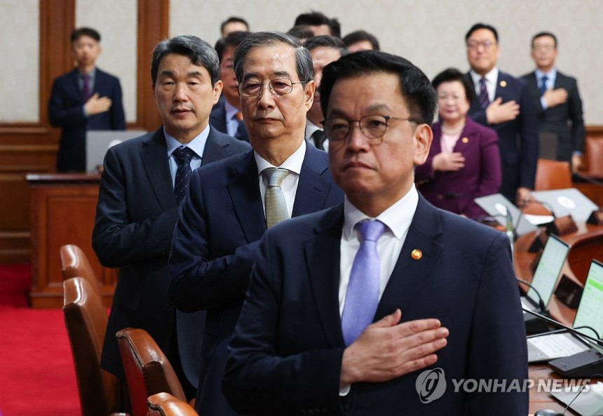 한덕수 권한대행 국무회의 주재 (서울=연합뉴스) 홍해인 기자 = 한덕수 대통령 권한대행 국무총리가 1일 정부서울청사에서 열린 국무회의에서 국기에 경례를 하고 있다. 오른쪽부터 최상목 부총리 겸 기획재정부 장관, 한