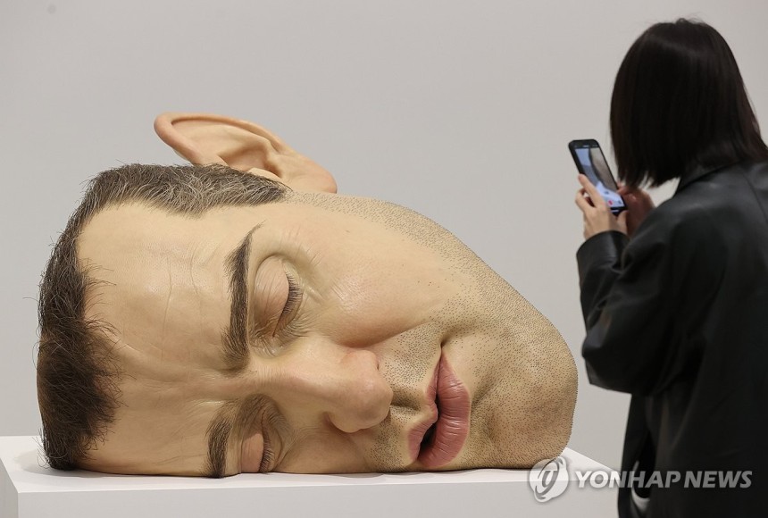 론 뮤익의 대표작 '마스크 II' (서울=연합뉴스) 이재희 기자 = 10일 서울 종로구 국립현대미술관 서울관에서 열린 '론 뮤익' 전시에 작가의 대표작인 '마스크 II'가 전시돼 있다.이 전시는 오는 11일부터 7