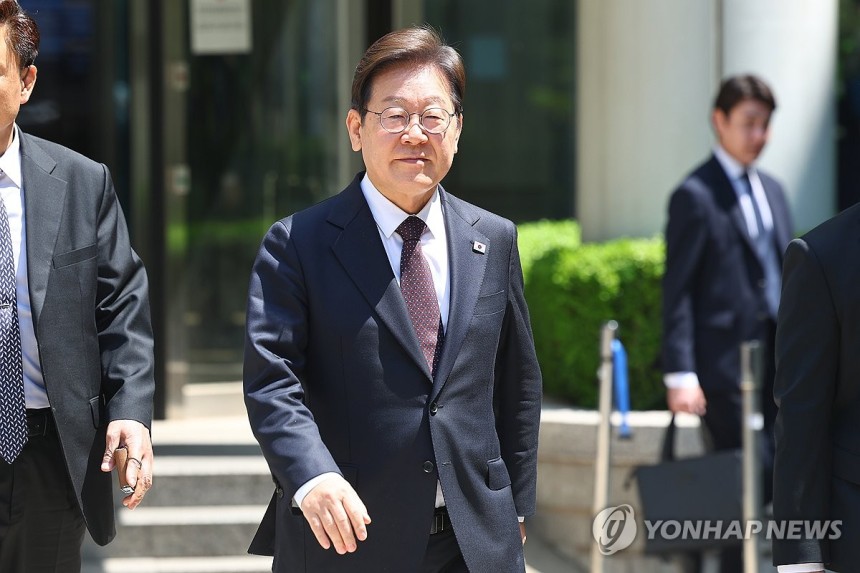 재판 마친 이재명 후보 (서울=연합뉴스) 서대연 기자 = 더불어민주당 이재명 대선 후보가 29일 서울 서초구 서울중앙지방법원에서 열린 