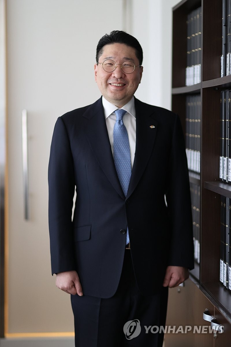 문화유산 환수 힘 보태는 이상현 태인 대표
(서울=연합뉴스) 류효림 기자 = 이상현 태인 대표가 지난달 29일 서울 강남구 청담동 태인 사무실에서 연합뉴스와 인터뷰에 앞서 포즈를 취하고 있다. 2025.5.2 ryo