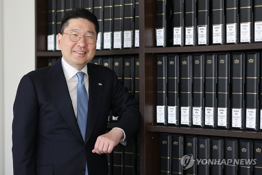 문화유산 환수 힘 보태는 이상현 태인 대표
(서울=연합뉴스) 류효림 기자 = 이상현 태인 대표가 지난달 29일 서울 강남구 청담동 태인 사무실에서 연합뉴스와 인터뷰에 앞서 포즈를 취하고 있다. 2025.5.2 ryo