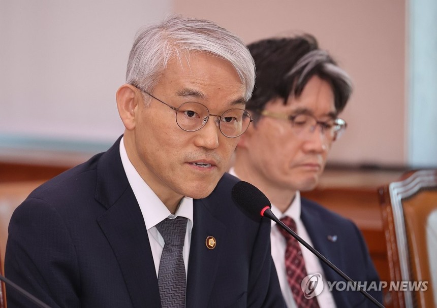 답하는 천대엽 법원행정처장 (서울=연합뉴스) 박동주 기자 = 30일 서울 여의도 국회에서 열린 법제사법위원회 전체회의에서 천대엽 법원행정처장이 의원 질의에 답하고 있다.2025.4.30.