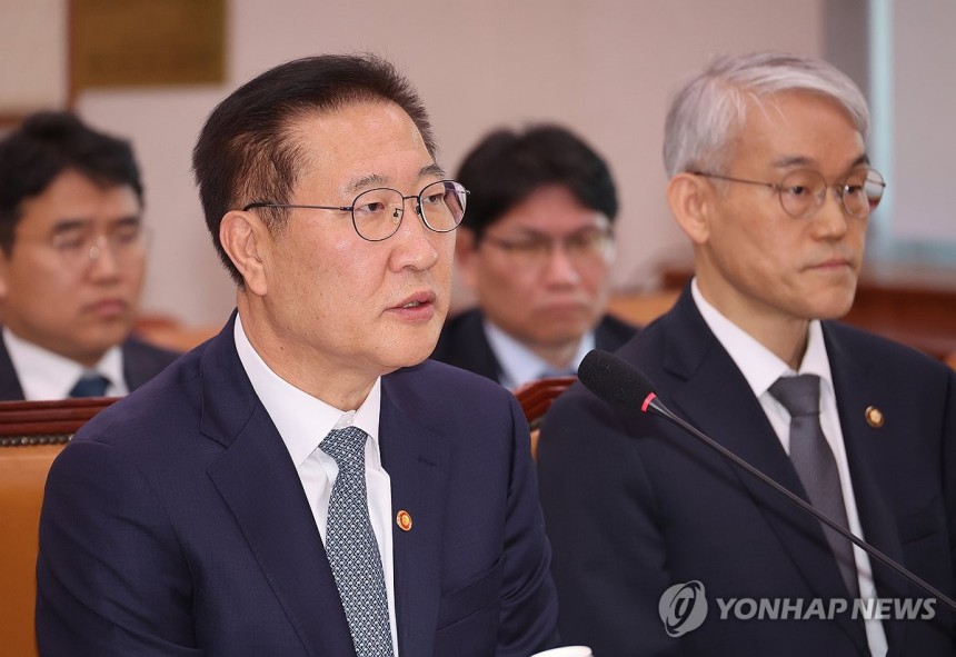답하는 박성재 법무부 장관 (서울=연합뉴스) 박동주 기자 = 30일 서울 여의도 국회에서 열린 법제사법위원회 전체회의에서 박성재 법무부 장관이 의원 질의에 답하고 있다.2025.4.30.