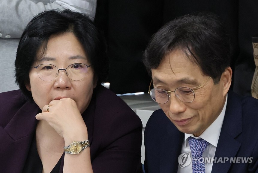 대화하는 김홍순 교육부 의대교육지원관과 이종태 한국의과대학 이사장 (서울=연합뉴스) 이정훈 기자 = 30일 서울 종로구 서울대학교 치과병원에서 열린 교육부-의대학장단 간담회에서 김홍순 교육부 의대교육지원관(왼쪽)과 