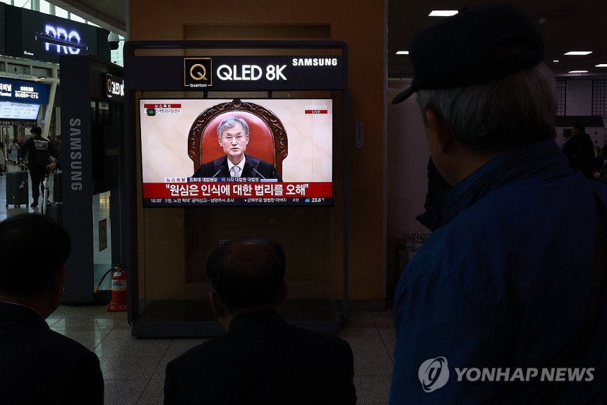 서울역에 나오는 이재명 후보 대법원 판결 생중계
(서울=연합뉴스) 신현우 기자 = 1일 서울역에서 시민들이 더불어민주당 이재명 대선 후보 공직선거법 사건에 대한 대법원 판결 생중계를 보고 있다. 2025.5.1 no