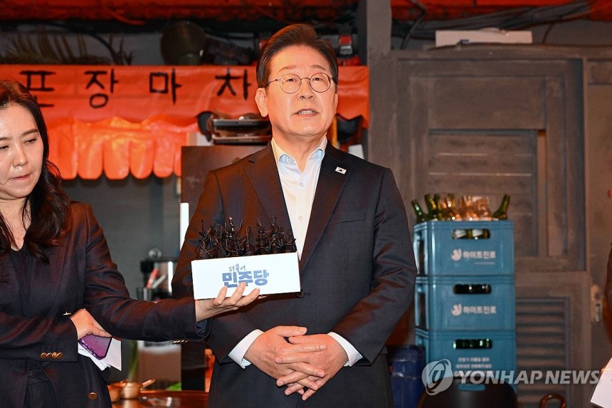 대법원 판결에 대한 입장 밝히는 이재명 후보
(서울=연합뉴스) 김주성 기자 = 더불어민주당 이재명 대선 후보가 1일 서울 종로구의 한 포차 식당에서 '당신의 하루를 만드는, 보이지 않는 영웅들'이란 주제로 배달 라이