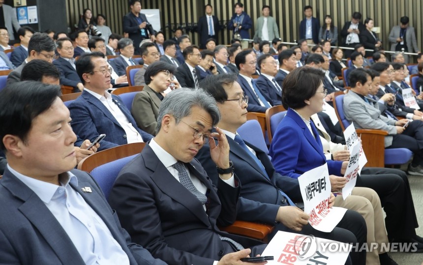 굳은 표정의 민주당 의원들
(서울=연합뉴스) 류영석 기자 = 대법원이 더불어민주당 이재명 대선후보의 공직선거법 위반 혐의 2심 무죄판결을 파기 환송한 1일 서울 여의도 국회에서 열린 민주당 긴급의원총회에서 의원들이 