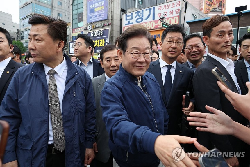 파기환송 판결 이후 '경청 투어' 시작한 이재명 후보
(포천=연합뉴스) 김주성 기자 = 대법원이 더불어민주당 이재명 대선 후보의 공직선거법 위반 사건에 대해 유죄 취지로 파기환송 판결을 한 1일 이 후보가 전국 각지