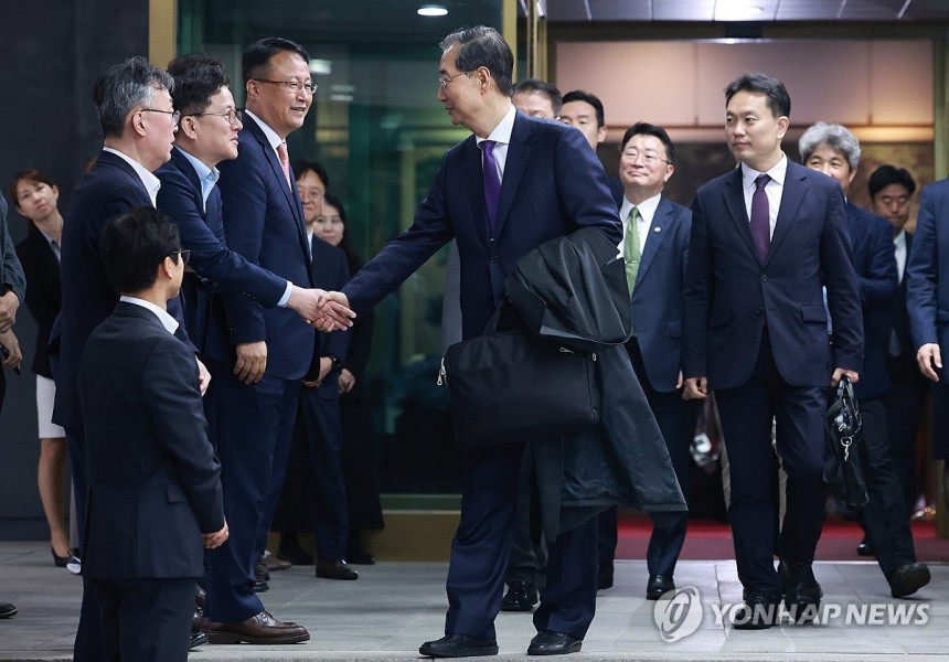 한덕수 권한대행, 총리실 간부들과 인사
(서울=연합뉴스) 홍해인 기자 = 한덕수 대통령 권한대행 국무총리가 1일 대국민 담화 뒤 정부서울청사를 나서며 국무총리실 간부들과 인사하고 있다. 2025.5.1 hihong@