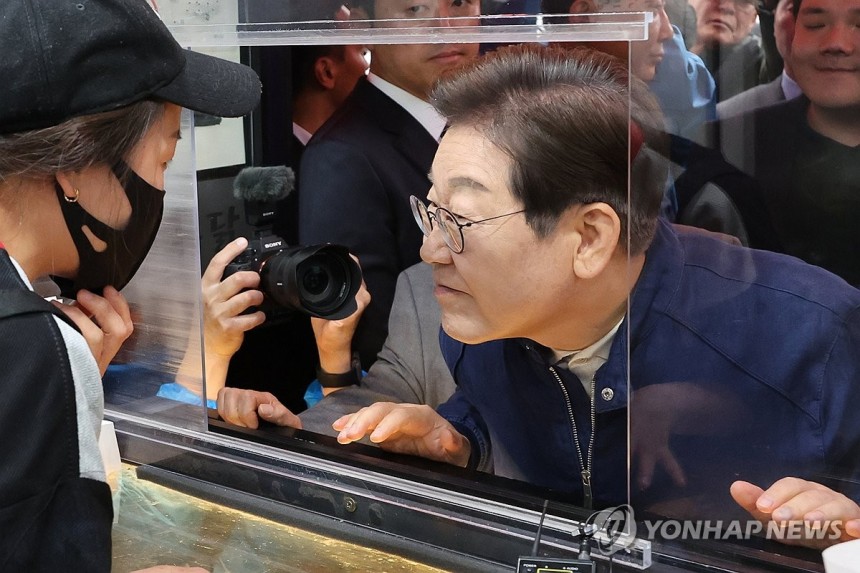 민심 듣는 '경청 투어' 시작한 이재명 후보
(포천=연합뉴스) 김주성 기자 = 민심을 듣는 '골목골목 경청 투어'를 시작한 더불어민주당 이재명 대선 후보가 1일 경기도 북부 접경지역인 포천의 한 치킨집에서 상인과 대