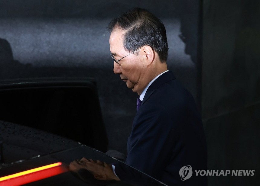 한덕수 권한대행, 다음 행보는?
(서울=연합뉴스) 홍해인 기자 = 한덕수 대통령 권한대행 국무총리가 1일 대국민 담화 뒤 정부서울청사를 떠나며 차에 오르고 있다. 2025.5.1 hihong@yna.co.kr
