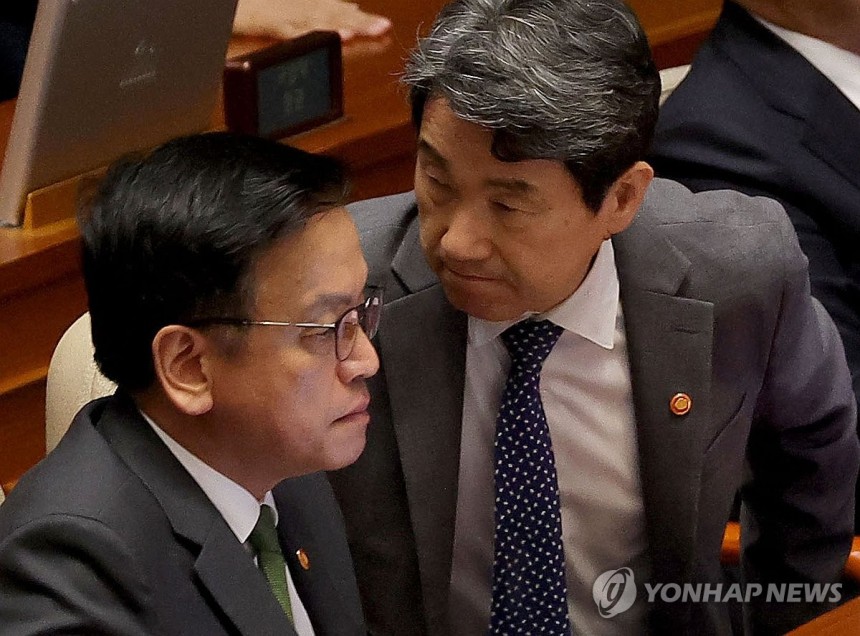 국회 본회의 참석한 최상목·이주호 부총리
(서울=연합뉴스) 류영석 기자 = 최상목 경제부총리 겸 기획재정부 장관(왼쪽)과 이주호 사회부총리 겸 교육부 장관이 1일 국회에서 열린 본회의에 참석해 있다. 2025.5.1