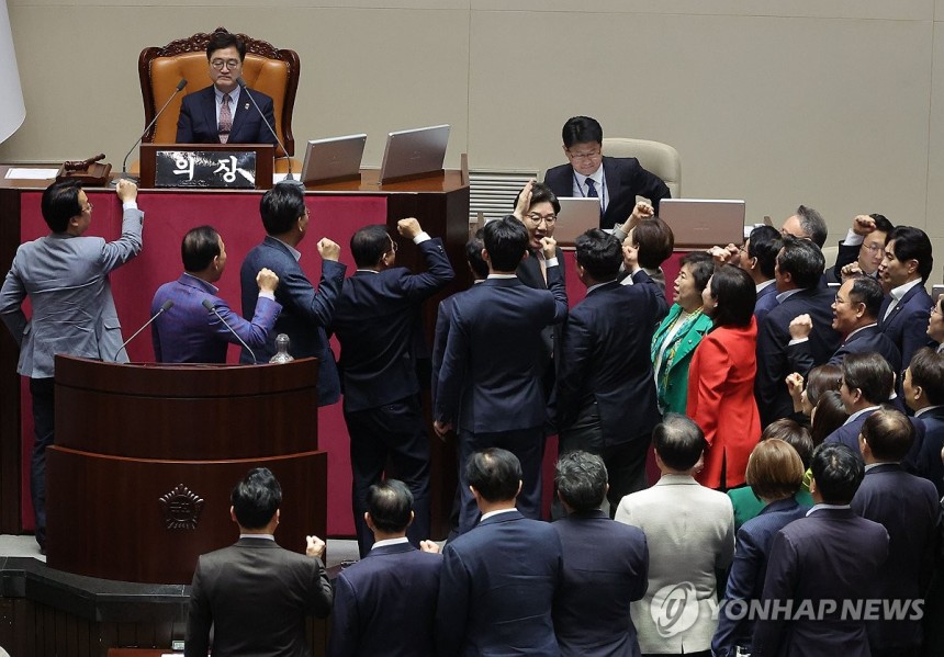 국회의장에 항의하는 국민의힘
(서울=연합뉴스) 류영석 기자 = 국민의힘 의원들이 1일 국회에서 열린 본회의에서 우원식 국회의장이 최상목 경제부총리 겸 기획재정부 장관 탄핵소추안을 추가 상정하자 항의하고 있다. 202