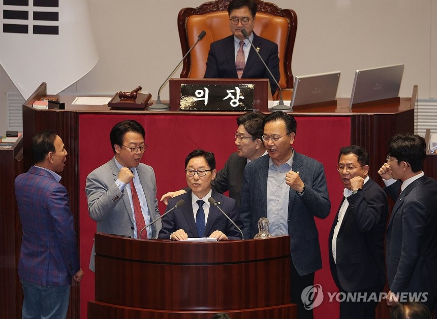경제부총리 탄핵안 제안설명, 바로 옆 항의 구호
(서울=연합뉴스) 류영석 기자 = 국민의힘 의원들이 1일 국회 본회의에서 최상목 경제부총리 겸 기획재정부 장관 탄핵소추안에 대한 제안설명을 하는 더불어민주당 박범계 의