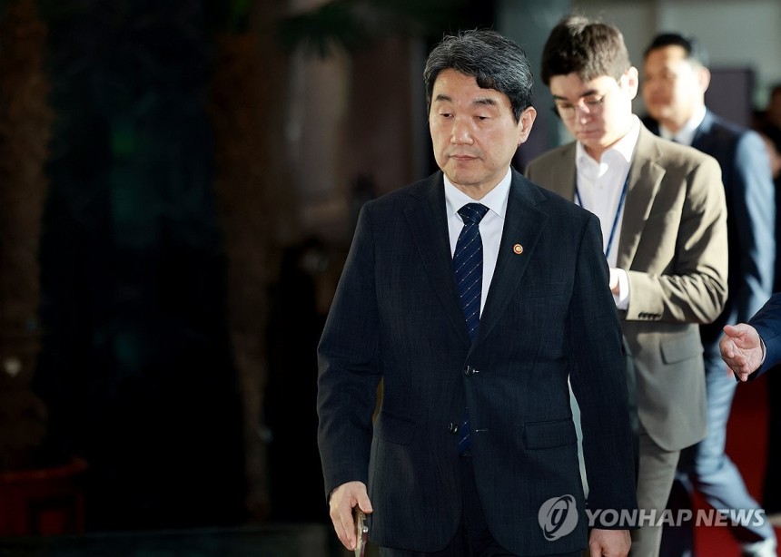 서울청사 출근하는 이주호 권한대행
(서울=연합뉴스) 홍해인 기자 = 이주호 대통령 권한대행 부총리 겸 교육부 장관이 2일 정부서울청사로 출근하고 있다. 2025.5.2 hihong@yna.co.kr