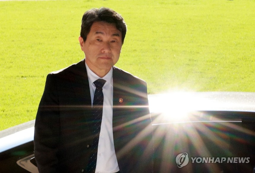 정부서울청사 도착한 이주호 권한대행
(서울=연합뉴스) 홍해인 기자 = 이주호 대통령 권한대행 부총리 겸 교육부 장관이 2일 정부서울청사로 출근하고 있다. 2025.5.2 [대통령실통신사진기자단] hihong@yna.