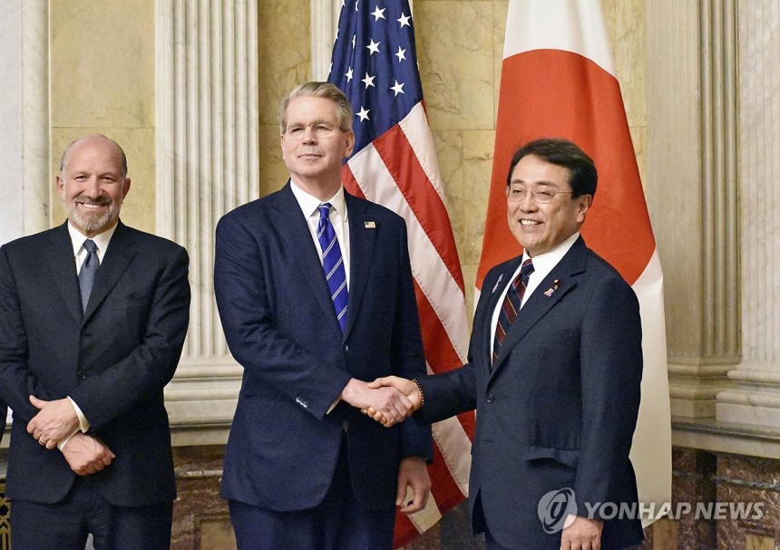 미일,워싱턴서 2차 관세협상 (워싱턴 교도=연합뉴스) 스콧 베선트 미국 재무부 장관(가운데)과 아카자와 료세이 일본 경제재생상(오른쪽)이 1일(현지시간) 미국 워싱턴DC에서 2차 관세 협상을 위해 만나 악수하고 있