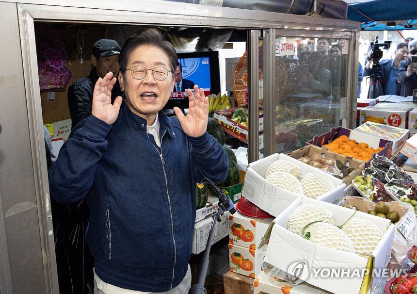 철원 시민들에게 인사하는 이재명 후보
(철원=연합뉴스) 김주성 기자 = 더불어민주당 이재명 대선 후보가 '골목골목 경청투어' 접경지역 방문 이틀째인 2일 강원 철원군 동송전통시장에서 시민들에게 인사하고 있다. 202