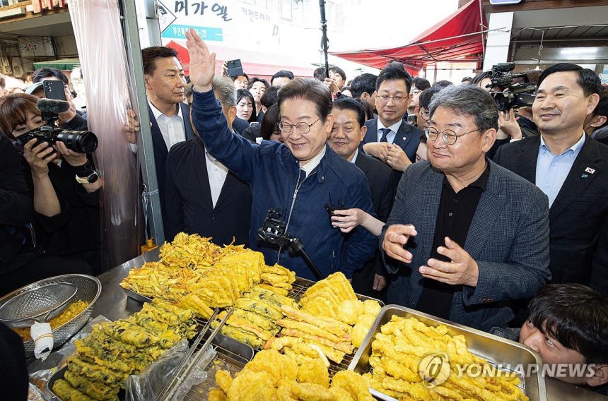 철원 시민들에게 인사하는 이재명 후보
(철원=연합뉴스) 김주성 기자 = 더불어민주당 이재명 대선 후보가 '골목골목 경청투어' 접경지역 방문 이틀째인 2일 강원 철원군 동송전통시장에서 시민들에게 인사하고 있다. 202