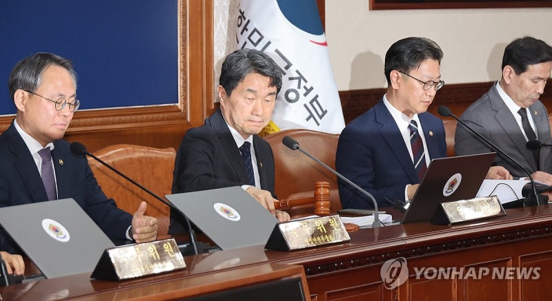 <b>국무회의</b> 시작하는 <b>이주호 권한대행</b>