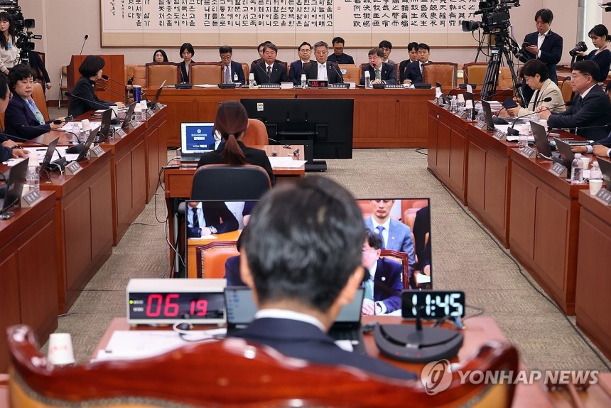 의원 질의에 답변하는 배형원 법원행정처 차장
(서울=연합뉴스) 박동주 기자 = 2일 서울 여의도 국회에서 열린 법제사법위원회 전체회의에서 배형원 법원행정처 차장이 의원 질의에 답하고 있다. 2025.5.2 pdj66