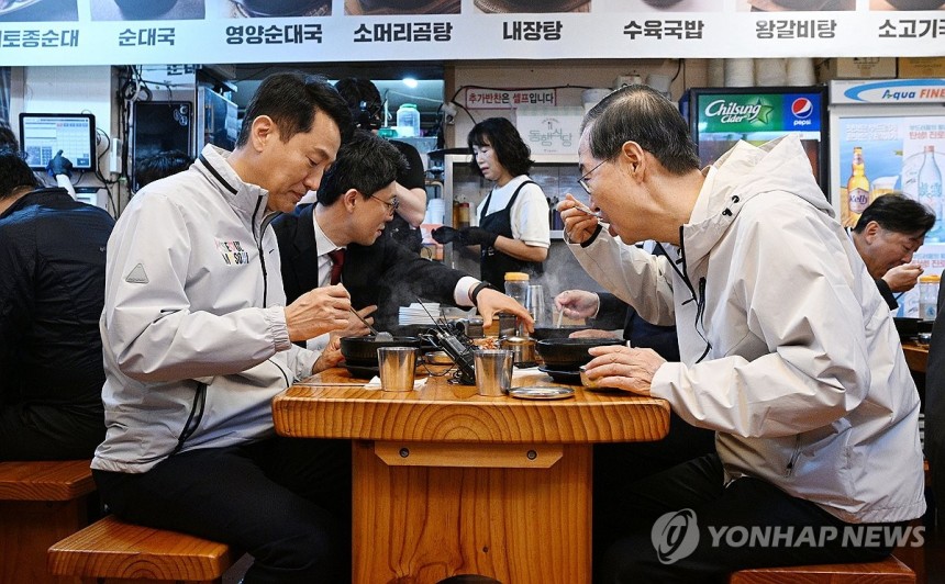 한덕수 전 총리-오세훈 시장 오찬 간담회 (서울=연합뉴스) 김인철 기자 = 한덕수 전 국무총리와 오세훈 서울시장이 2일 서울 종로구의 식당에서 오찬 간담회를 갖고 있다.2025.5.2 [공동취재] yatoya@yn