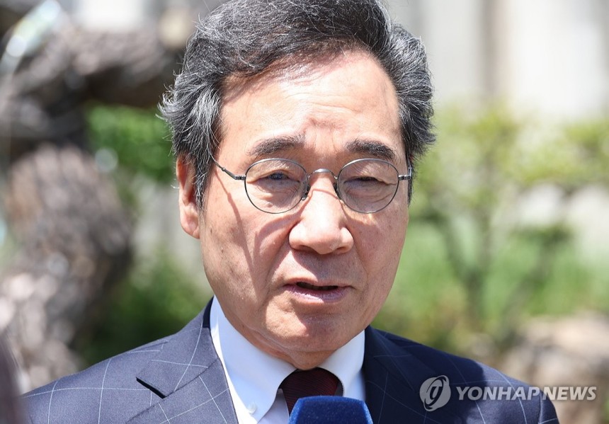 대구 찾은 이낙연 상임고문
(대구=연합뉴스) 박세진 기자 = 새미래민주당 이낙연 상임고문이 2일 대구 북구 침산동 한 식당 앞에서 인터뷰하고 있다. 2025.5.2 psjpsj@yna.co.kr