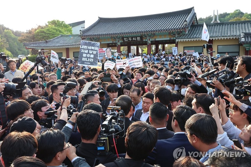 5·18묘역 참배길 막힌 한덕수 전 총리 (광주=연합뉴스) 조남수 기자 = 대선 출마를 선언한 한덕수 전 국무총리가 2일 오후 광주 북구 국립5ㆍ18민주묘지를 참배하려다 광주비상행동 등 시민사회단체 관계자들에게 가로