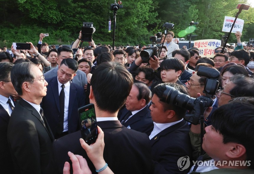5·18묘역 참배길 막힌 한덕수 전 총리 (광주=연합뉴스) 조남수 기자 = 2일 오후 광주 북구 국립5ㆍ18민주묘지를 찾은 한덕수 전 총리가 광주비상행동 등 시민사회단체 관계자들에게 가로막혀 있다.2025.5.2 