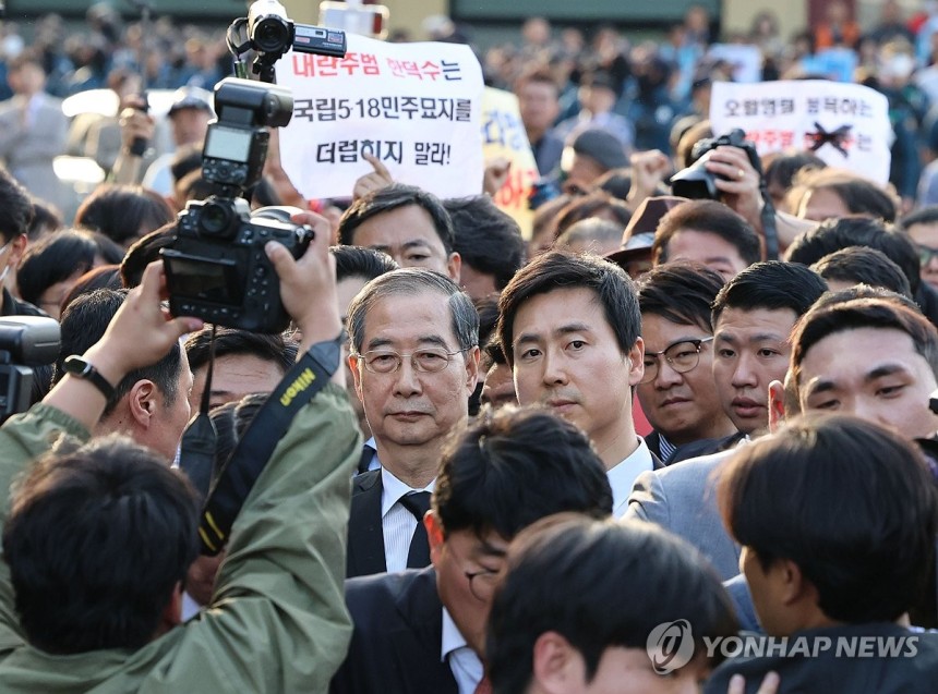 5·18묘역 참배길 막힌 한덕수 전 총리
(광주=연합뉴스) 조남수 기자 = 2일 오후 광주 북구 국립5·18민주묘지를 찾은 한덕수 전 총리가 광주비상행동 등 시민사회단체 관계자들에게 가로막혀 있다. 2025.5.2 
