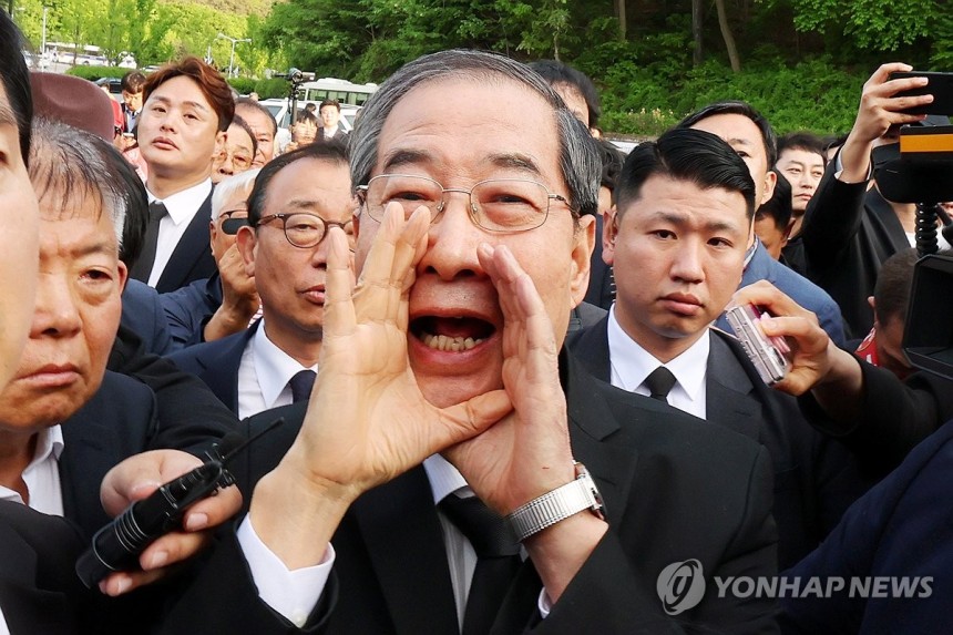 "저도 호남 사람입니다" 호소하는 한덕수 전 총리
(광주=연합뉴스) 정다움 기자 = 2일 오후 광주 북구 국립 5·18 민주묘지를 찾은 한덕수 전 총리가 광주비상행동 등 시민·사회단체 관계자들의 반발에 가로 막히자 