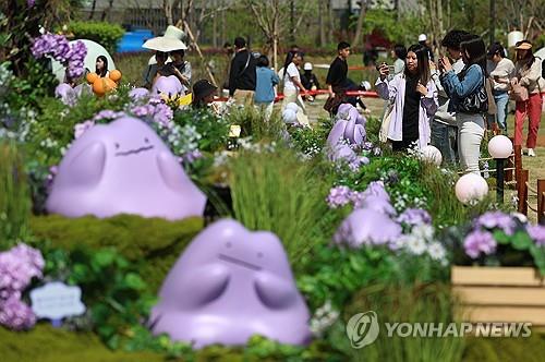 포켓몬타운 2025의 주인공은 무한 가능성의 '메타몽' (서울=연합뉴스) 김도훈 기자 = 포켓몬타운 2025 위드 롯데 개막일인 25일 서울 송파구 롯데월드타워 광장에 무엇으로 다 변신할 수 있는 메타몽들이 전시돼