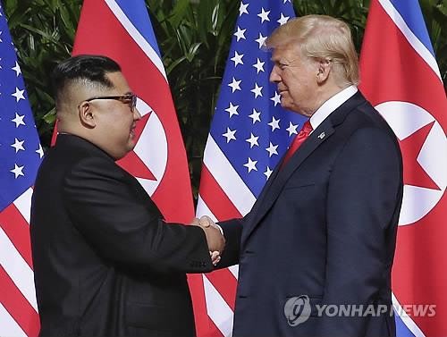 2018년 싱가포르에서 만난 김정은(왼쪽)과 트럼프(오른쪽)
[EPA 연합뉴스 자료사진. 재판매 및 DB 금지]
