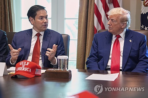 각료회의에서 대화하는 루비오 미국 국무장관(왼쪽)과 트럼프 미국 대통령 [AP 연합뉴스 자료사진.재판매 및 DB 금지]
