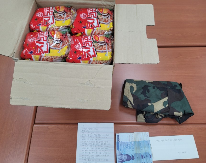 세 아이 아빠가 기부한 라면, 현금, 바람막이 점퍼
[부산 덕천지구대 제공. 재판매 및 DB 금지]