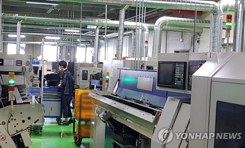 자동차 부품 공장의 근로자 [연합뉴스 자료사진]