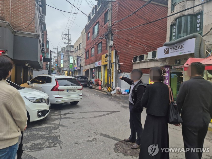 임장 스터디
(서울=연합뉴스) 이승연 기자 = 지난 1일 서울 광진구에서 진행된 한 임장 스터디에서 참가자들이 골목을 둘러보고 있다. 2025.5.3