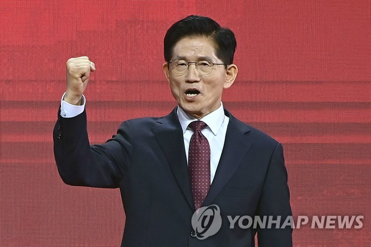기념촬영하는 국민의힘 김문수 대선 경선 후보
(고양=연합뉴스) 박동주 기자 = 국민의힘 김문수 대선 경선 후보가 3일 경기 고양시 킨텍스에서 열린 국민의힘 최종 대선 후보 선출을 위한 전당대회에서 기념촬영을 하고 있