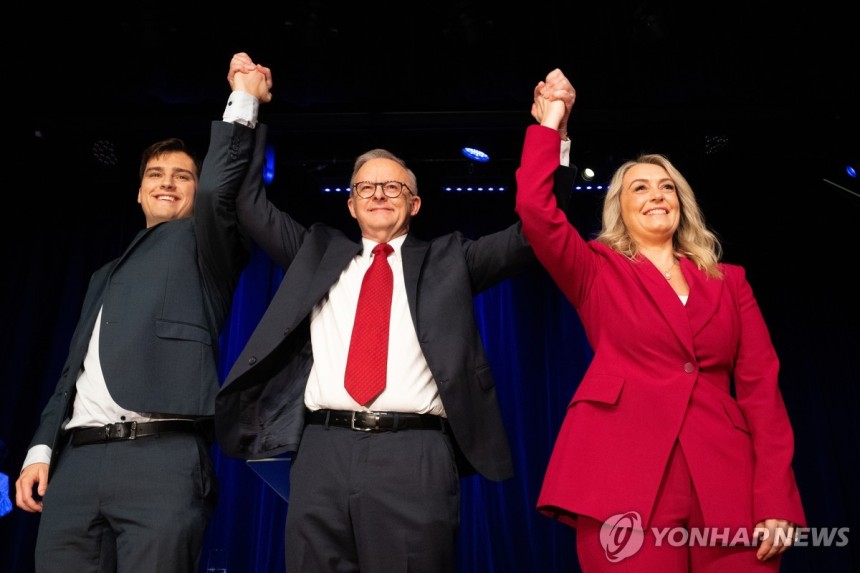 호주총선 노동당 승리…앨버니지, 21년만에 첫 연임 호주 총리
(시드니 EPA=연합뉴스) 3일(현지시간) 호주 시드니에서 앤서니 앨버니지 호주 총리(가운데)가 자신의 가족과 함께 총선 승리에 환호하고 있다. 2025
