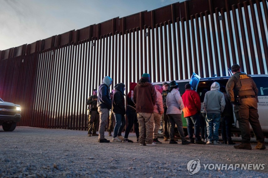 애리조나 국경에서 세관국경보호국 요원에 체포되는 밀입국자들 [AFP 연합뉴스 자료사진]