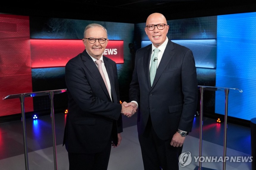 앨버니지 호주 총리와 더튼 자유당 대표 지난달 16일(현지시간) 호주 시드니에서 열린 호주 총선 TV 토론에서 집권 노동당의 앤서니 앨버니지 총리(왼쪽)와 자유당·국민당 야당 연합을 이끄는 피터 더튼 자유당 대표(오