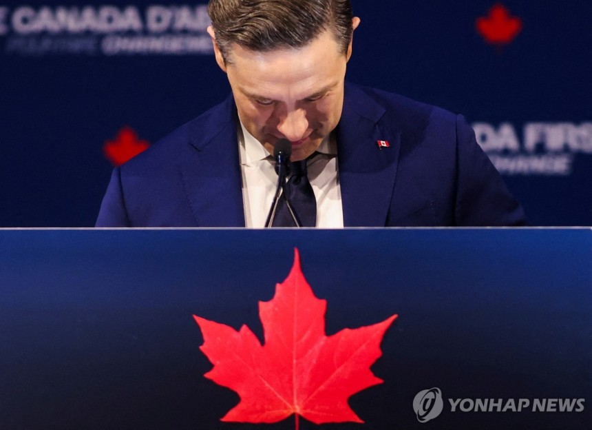 고개 숙인 포일리에브르 캐나다 보수당 대표 지난달 29일(현지시간) 캐나다 총선에서 패배한 피에르 포일리에브르 보수당 대표가 연설 도중 고개를 숙이고 있다.2025.05.03
