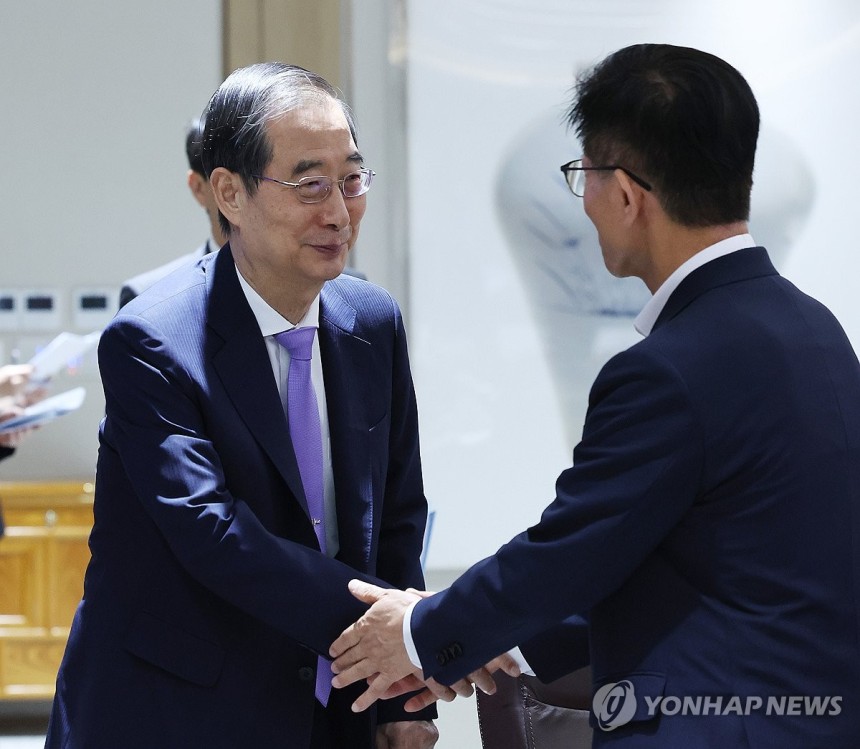 인사 나누는 한덕수 총리와 김문수 장관
(서울=연합뉴스) 진성철 기자 = 한덕수 국무총리(왼쪽)가 10일 서울 용산 대통령실 청사에서 열린 국무회의에서 김문수 고용노동부 장관과 인사하고 있다.  2024.9.10  