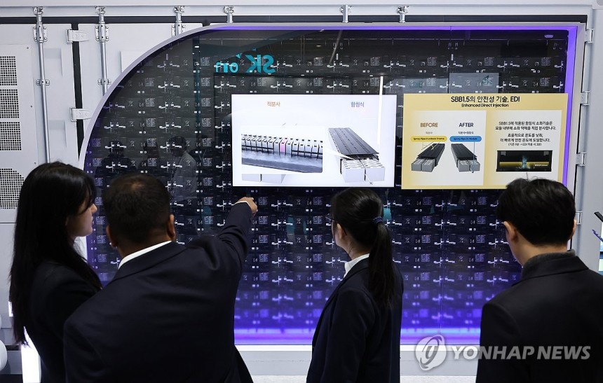 삼성SDI 부스 살피는 관람객 (서울=연합뉴스) 윤동진 기자 = 5일 서울 강남구 코엑스에서 열린 인터배터리 2025에서 관람객이 삼성SDI 부스를 살피고 있다.2025.3.5 