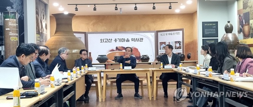 울산옹기축제 성공 개최 위한 회의 주재하는 이춘근 대표이사 (울산=연합뉴스) 7일 울주문화재단이 울산을 대표하는 문화관광축제로 오는 5월 3일 개막하는 울산옹기축제 성공 개최를 위해 축제협의체 회의를 열고 있다.이