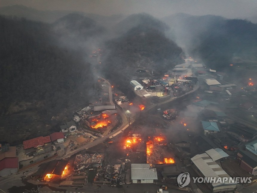 산불 전쟁터 [연합뉴스 자료사진]