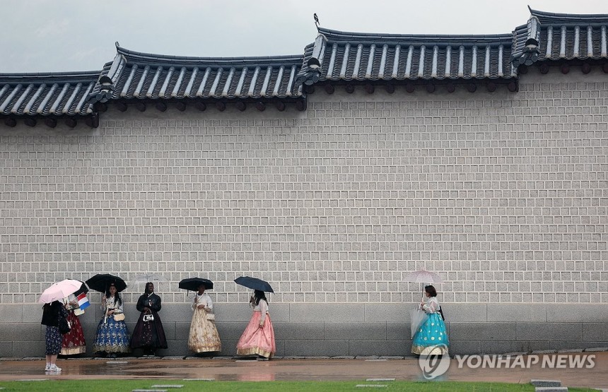 서울에 내리는 봄비 [연합뉴스 자료사진]